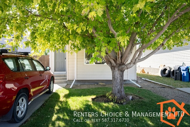 Building Photo - 3 Bedroom House With Yard, Lawn Care and Snow Removal Included