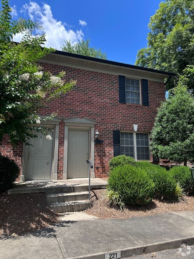 Building Photo - 2 Bed, 1.5 Bath Townhome in Prime Location...