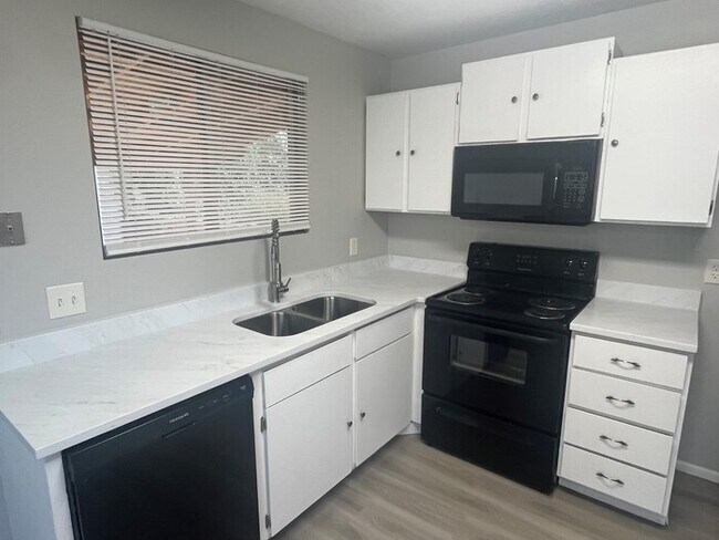 Remodeled 4 Bedroom Townhome!