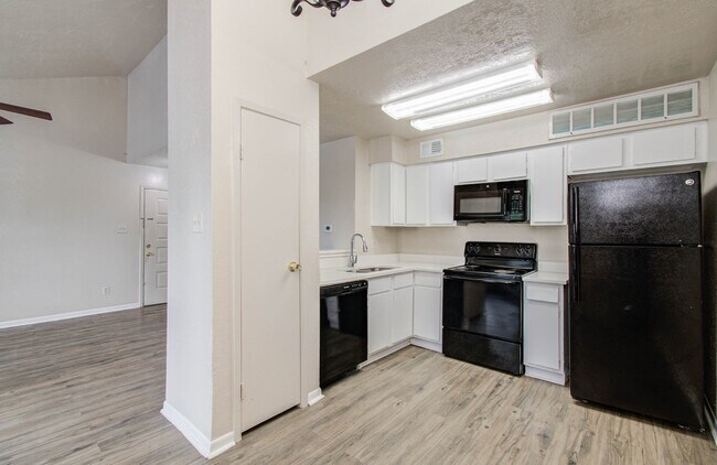 Photo - 2021 Spenwick Dr Unidad 322