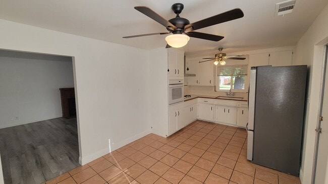 1422 Kingsbury Ave