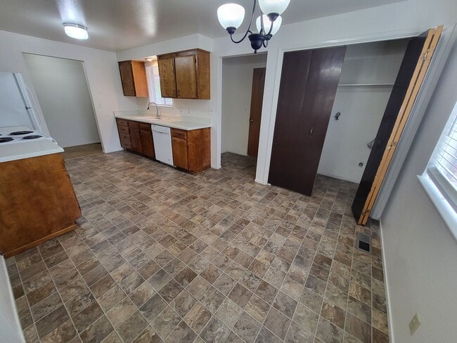Photo - 1704 Pyrenees St