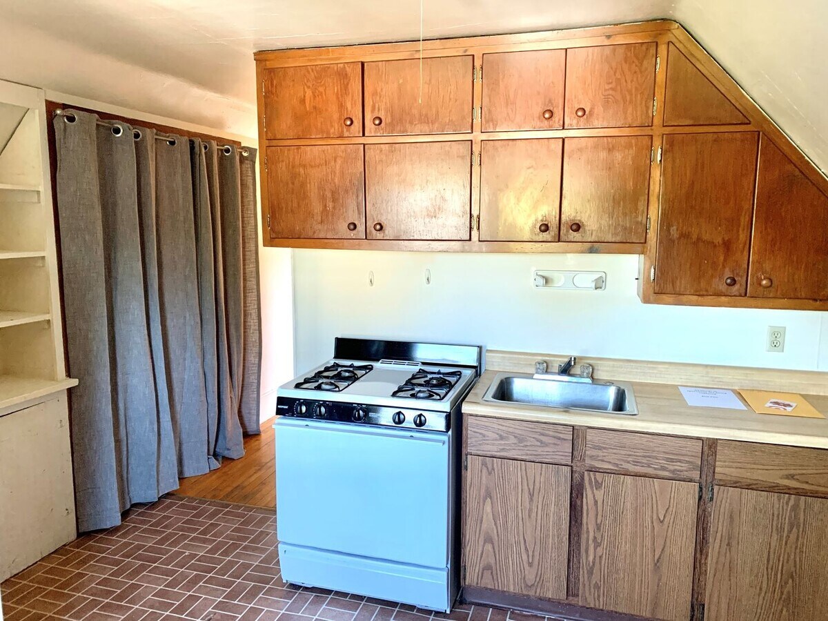 Photo - Lindholm Properties - 508-510-508 1/2 S. M... Unit 508 1/2