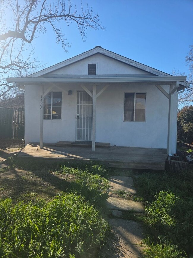 Building Photo - Charming little home in Town