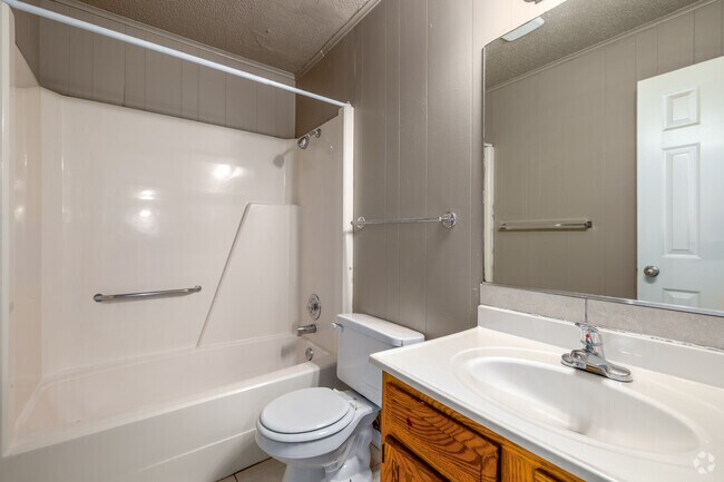 2BR, 1BA - 850SF - Bathroom
