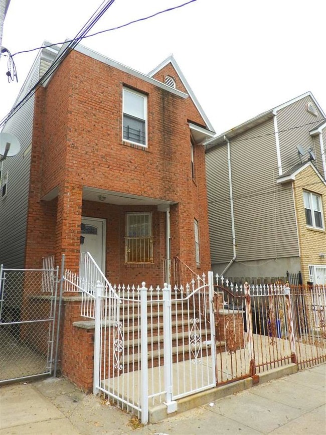 Photo - 158 WILKINSON Ave Unidad 1 Rental