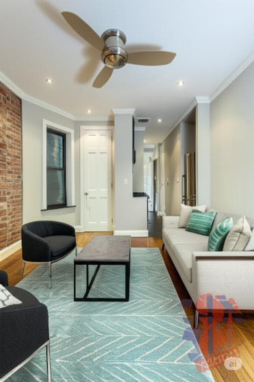 Building Photo - 309 E 8th St Rental