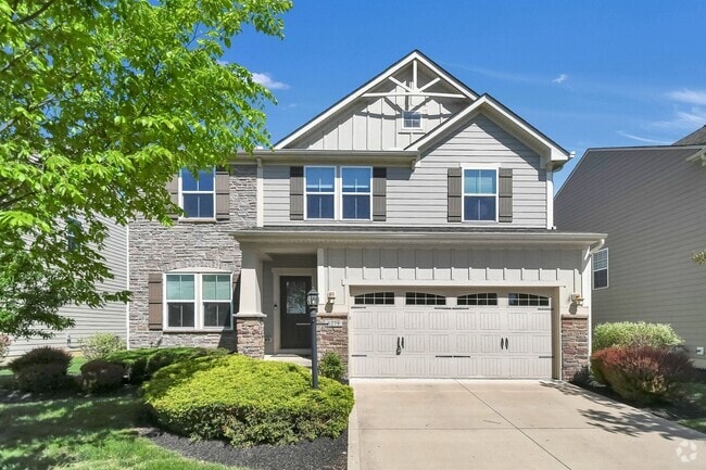 Building Photo - Spacious 3 Bedroom Home with Loft, Elegant...