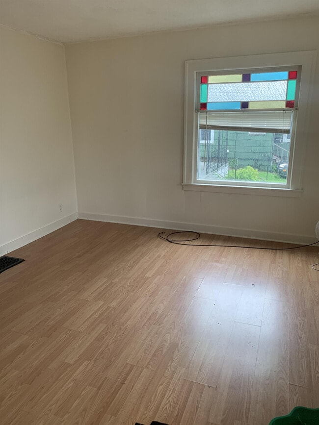 194 W 8th St