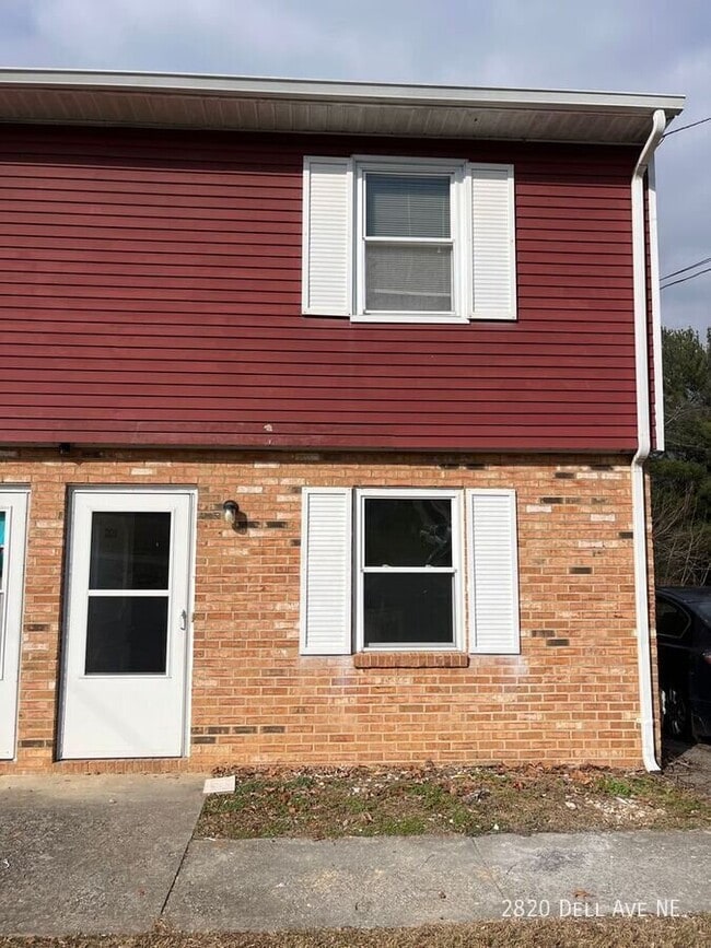 Photo - 2820 Dell Ave NE