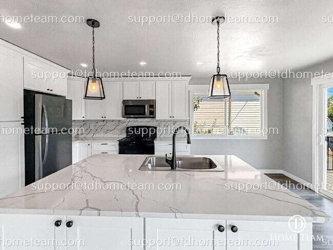 Photo - 405 Maple Ave NW
