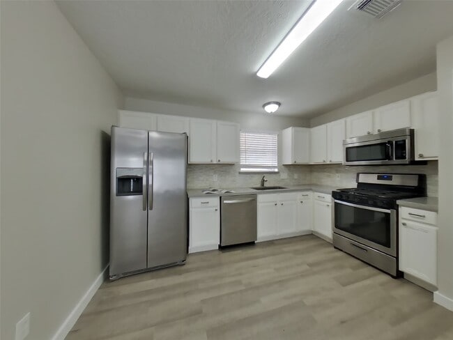 Photo - 1824 Old Creek Dr