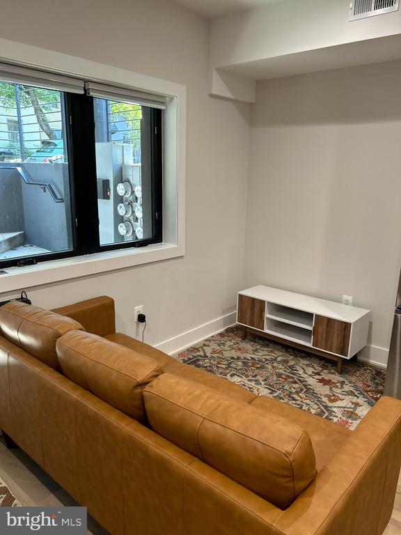 Building Photo - 2238 Ontario Rd NW Unit 1 Rental