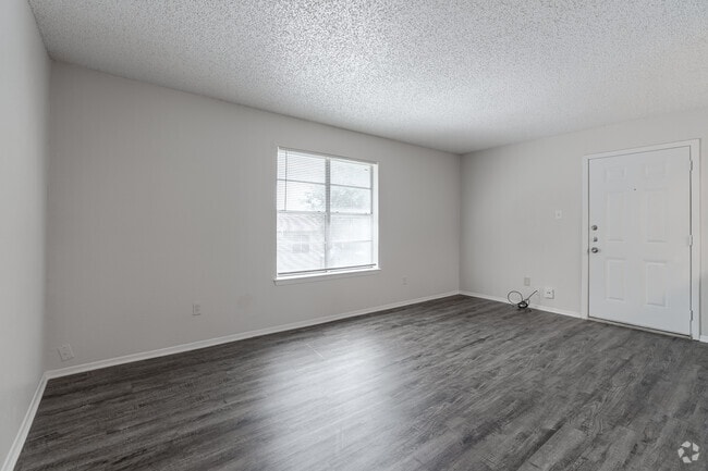 1BR, 1BA - 561SF - Living Room
