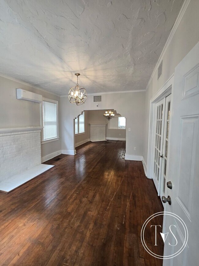 821 W 39th St