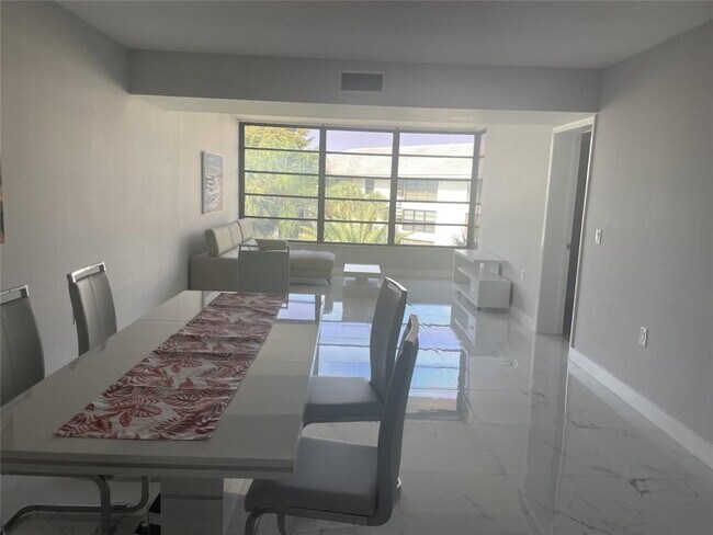 Photo - 1721 Whitehall Dr Unit 404