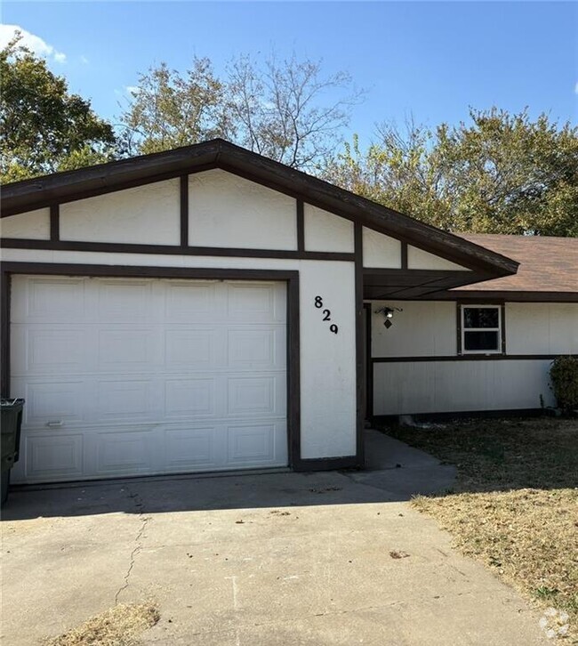 Building Photo - 829 N Betty Jo Dr Rental