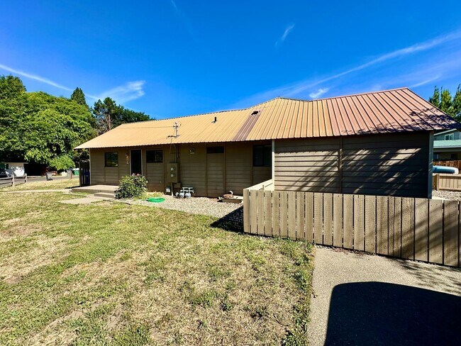 Photo - 1204 N Brooklane St Unidad 1