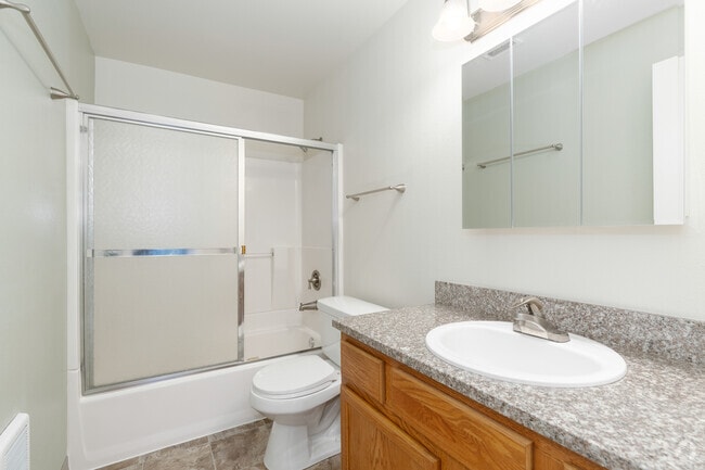 1BR, 1BA - 770SF - Bathroom
