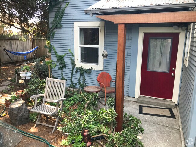 Building Photo - 825 57th St Unit D Rental