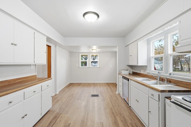 Photo - 607 W Grand Ave