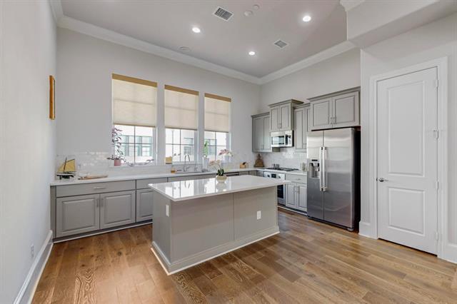 638 Dalton Ln