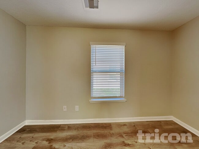 Photo - 20660 Dunrobin Dr