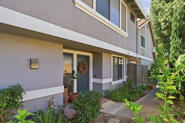 Building Photo - Beautifully Remodeled 3BD Townhome | Multi-Zone A/C | Private Patio
