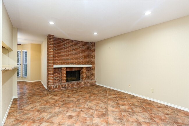 Photo - 2Bd Condo in Gated Community! Available No... Unidad 301