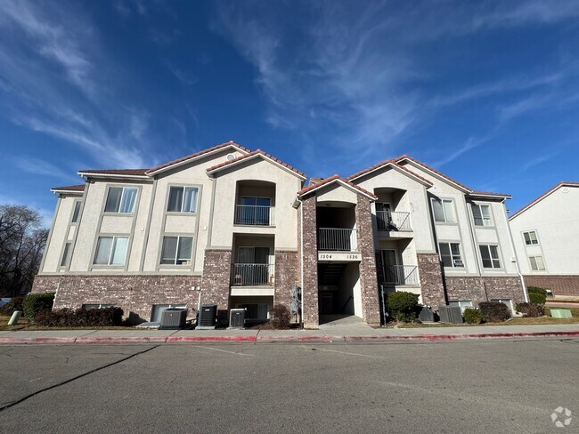 Building Photo - Large 3 bedroom Condo- Internet & Cable In...