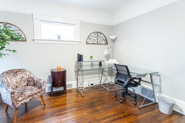 Sitting room or office - 10605 Ashbury Ave
