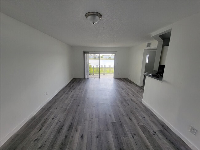 Building Photo - 3465 NW 44th St Unit 106