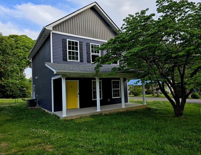 Building Photo - 1900 Bernhurst Dr