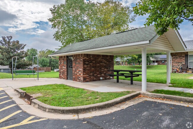 Monett Meadows (Sunset Villa Apartments)