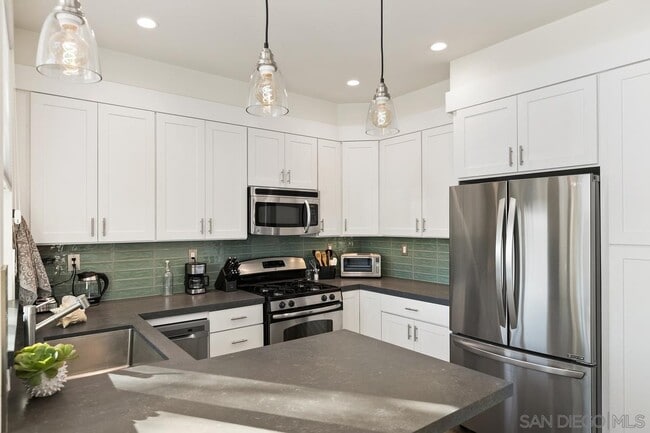 Photo - 857 Nolbey St