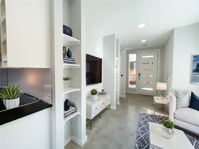 Photo - 2105 Haskell St