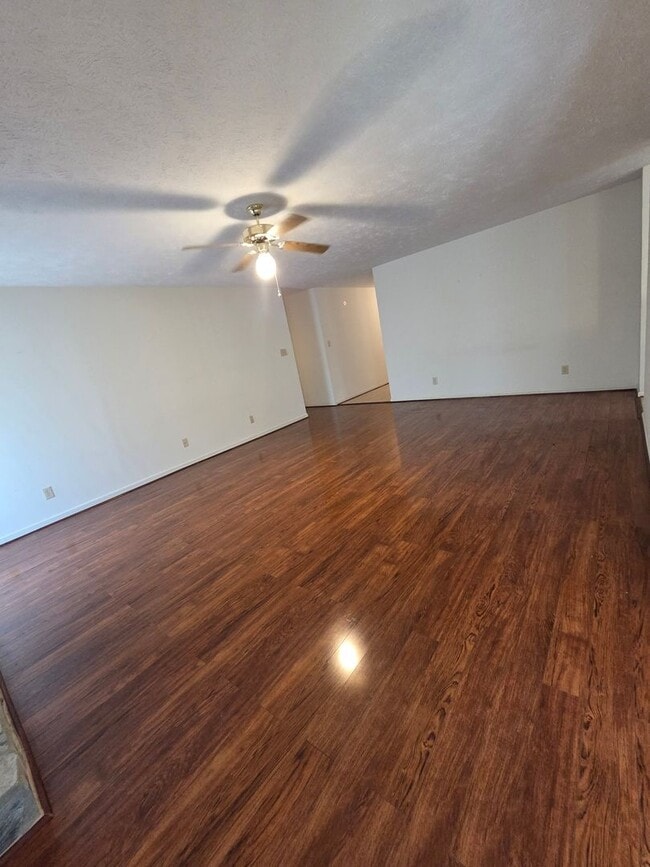 215 Laketree Blvd