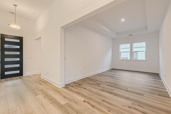 Photo - 300 Alava Wy