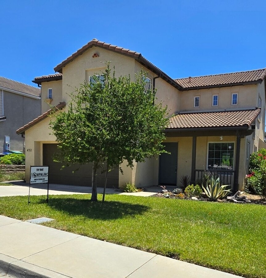 Large 4-bedroom home near many Amenities - Large 4-bedroom home near many Amenities