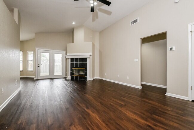 Photo - 1411 Forsyth Way