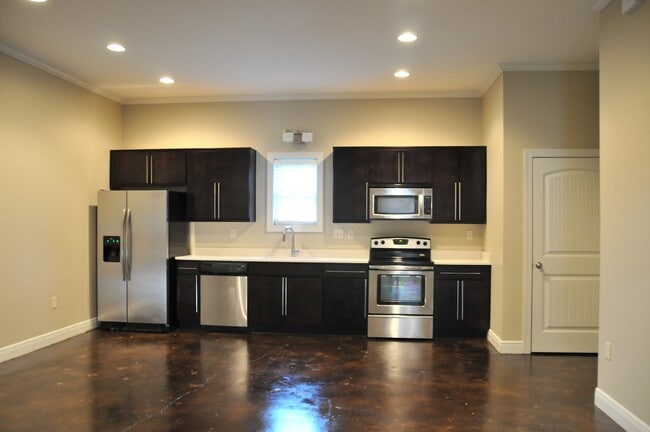 Building Photo - 1420 A-B Cloverdale Unit 1420 A-B Cloverdale Rental