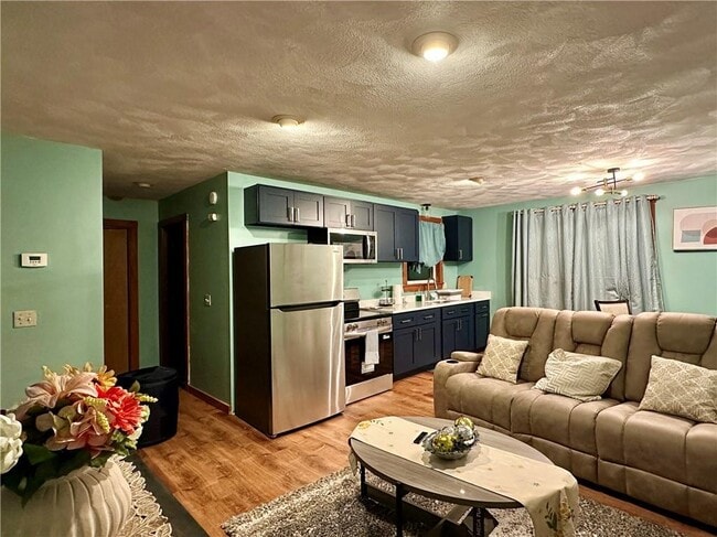 Building Photo - 44 Beatrice Ave Unit 2