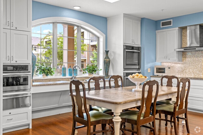 Cocina y cafetería - Sylvia at South Broadway 55+ Apartments