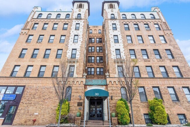 Building Photo - 310 Riverside Blvd Unit 3C Rental