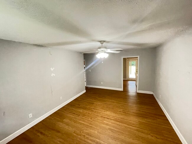 Living room - 306 Lancaster Dr Unit Bedrooms