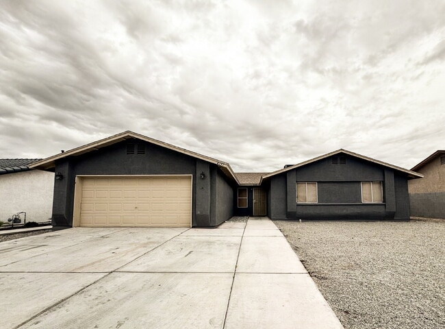 Building Photo - "Charming 3-Bedroom, 2 Bathroom Pool Home in Ocotillo!"