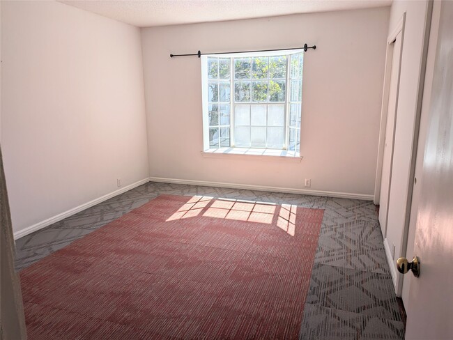 Building Photo - 2601 Bellefontaine Unit True