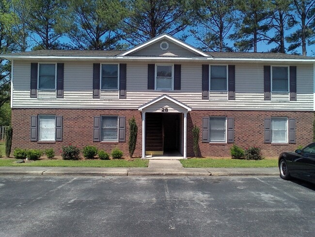 Building Photo - 2 Bedroom, 1 bath apartment - Downstairs Unit