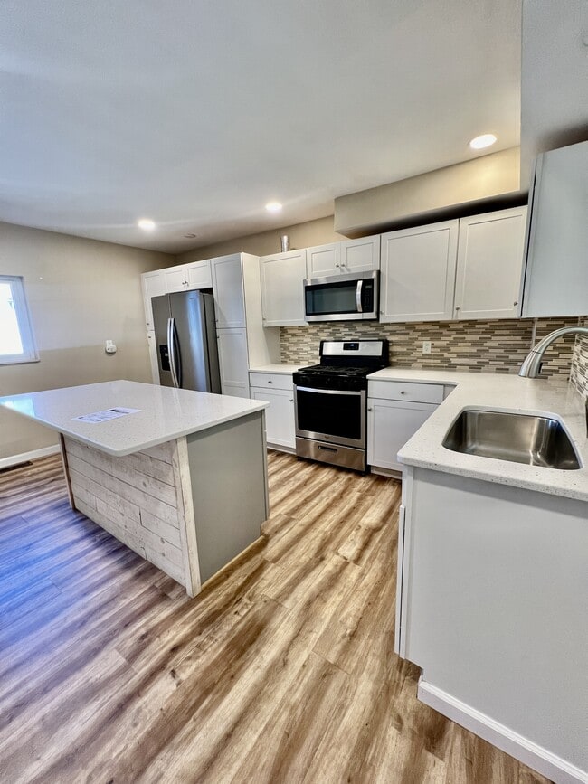 Photo - 544 Melrose St