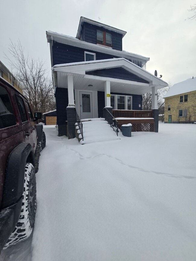 Building Photo - Large 4 bedroom 1.5 bathroom- EDEN and CMHA Section 8 Welcomed.